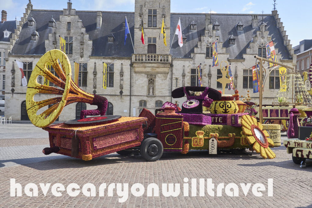 A float in the Dendermonde Grote Markt